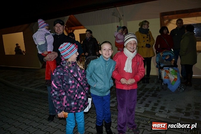 Zdjęcie w galerii na portalu naszraciborz.pl: Po zmroku św. Marcin pojawił się w Owsiszczach wiadomości z regionu