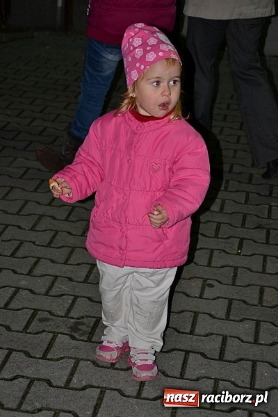 Zdjęcie w galerii na portalu naszraciborz.pl: Po zmroku św. Marcin pojawił się w Owsiszczach wiadomości z regionu