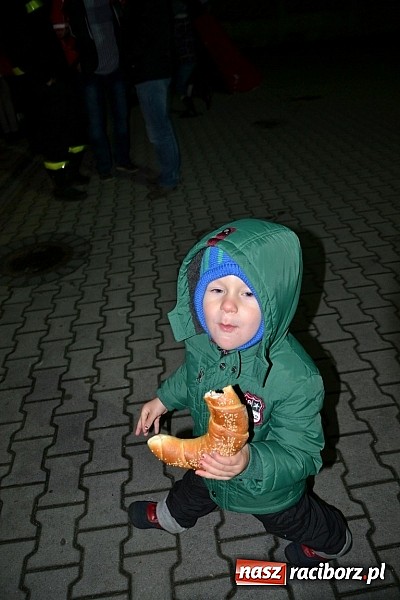 Zdjęcie w galerii na portalu naszraciborz.pl: Po zmroku św. Marcin pojawił się w Owsiszczach wiadomości z regionu