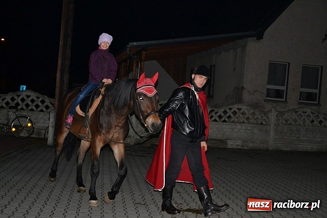 Zdjęcie w galerii na portalu naszraciborz.pl: Po zmroku św. Marcin pojawił się w Owsiszczach wiadomości z regionu