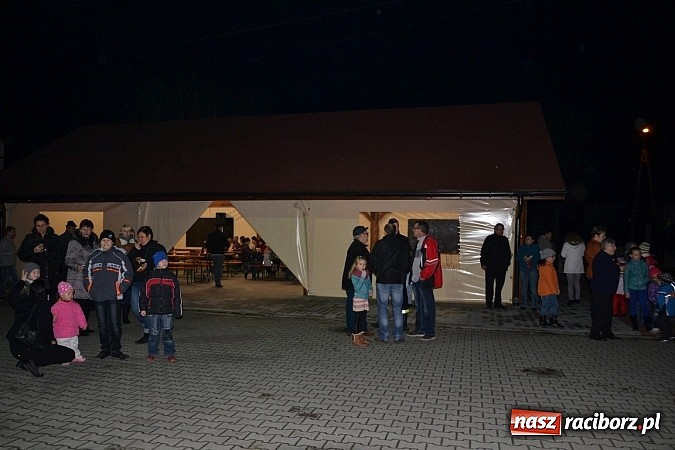 Zdjęcie w galerii na portalu naszraciborz.pl: Po zmroku św. Marcin pojawił się w Owsiszczach wiadomości z regionu