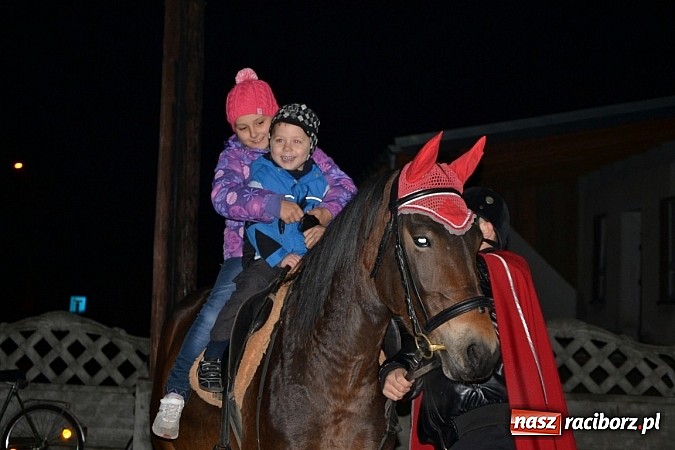 Zdjęcie w galerii na portalu naszraciborz.pl: Po zmroku św. Marcin pojawił się w Owsiszczach wiadomości z regionu