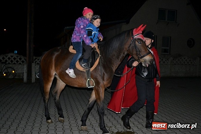 Zdjęcie w galerii na portalu naszraciborz.pl: Po zmroku św. Marcin pojawił się w Owsiszczach wiadomości z regionu