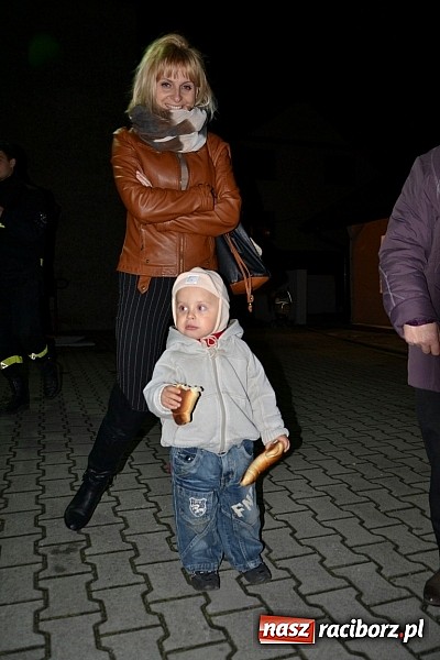 Zdjęcie w galerii na portalu naszraciborz.pl: Po zmroku św. Marcin pojawił się w Owsiszczach wiadomości z regionu