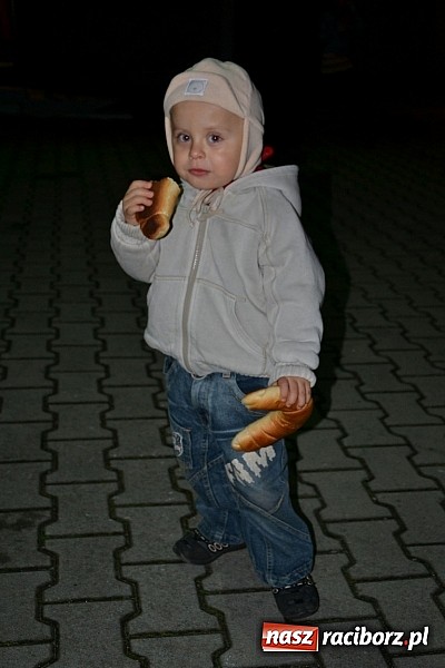 Zdjęcie w galerii na portalu naszraciborz.pl: Po zmroku św. Marcin pojawił się w Owsiszczach wiadomości z regionu