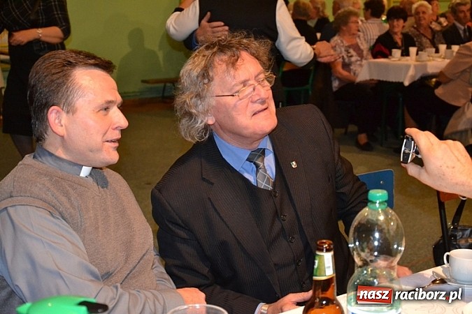 Zdjęcie w galerii na portalu naszraciborz.pl: Jeden wilk a babć na pęczki, czyli Czerwony Kapturek na Dniu Seniora!  wiadomości z regionu