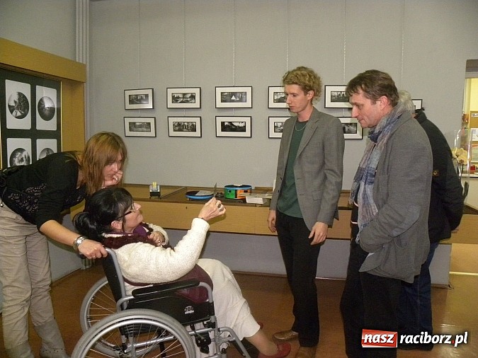 Zdjęcie w galerii na portalu naszraciborz.pl: Zasłaniam, odsłaniam - fotografia otworkowa wiadomości z regionu