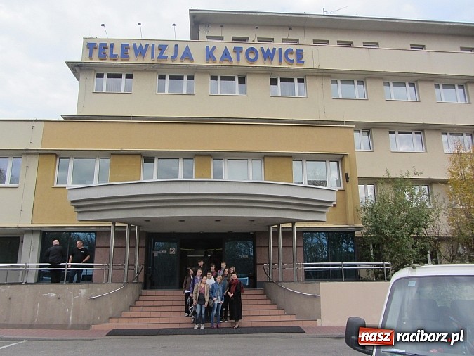 Zdjęcie w galerii na portalu naszraciborz.pl: Gimnazjaliści z Krzanowic w TVP Katowice wiadomości z regionu