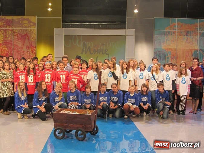 Zdjęcie w galerii na portalu naszraciborz.pl: Gimnazjaliści z Krzanowic w TVP Katowice wiadomości z regionu