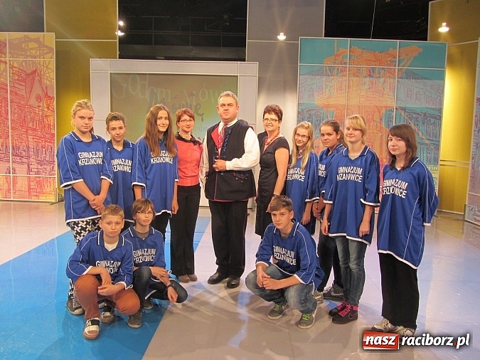 Zdjęcie w galerii na portalu naszraciborz.pl: Gimnazjaliści z Krzanowic w TVP Katowice wiadomości z regionu