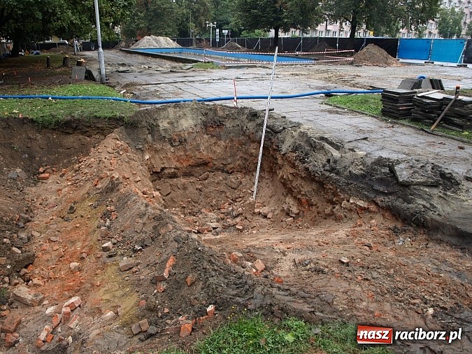 Zdjęcie w galerii na portalu naszraciborz.pl: Na Skwerze Ks. Stefana Pieczki odkryto ludzkie pochówki wiadomości z regionu