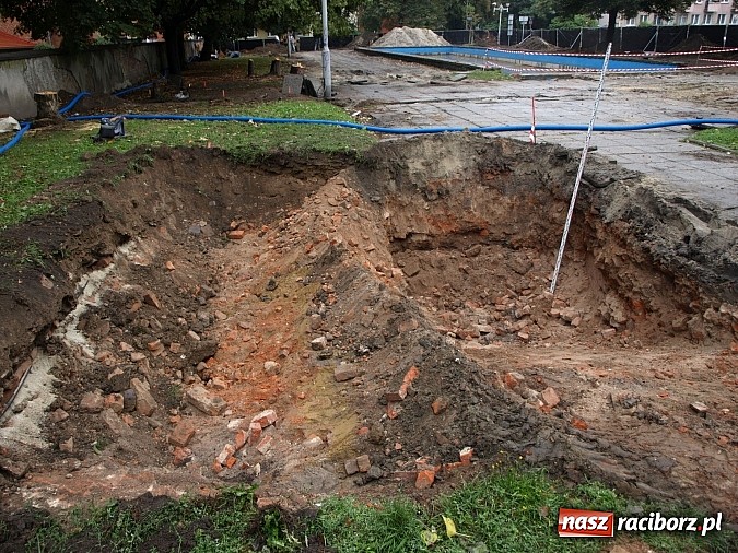 Zdjęcie w galerii na portalu naszraciborz.pl: Na Skwerze Ks. Stefana Pieczki odkryto ludzkie pochówki wiadomości z regionu