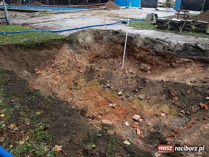 Zdjęcie w galerii na portalu naszraciborz.pl: Na Skwerze Ks. Stefana Pieczki odkryto ludzkie pochówki wiadomości z regionu