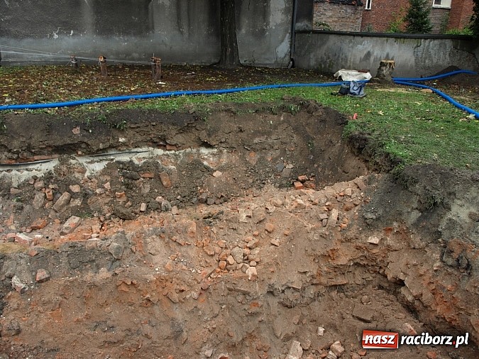 Zdjęcie w galerii na portalu naszraciborz.pl: Na Skwerze Ks. Stefana Pieczki odkryto ludzkie pochówki wiadomości z regionu