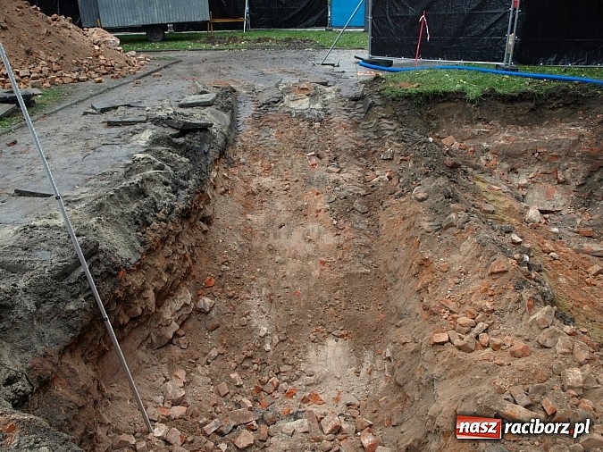 Zdjęcie w galerii na portalu naszraciborz.pl: Na Skwerze Ks. Stefana Pieczki odkryto ludzkie pochówki wiadomości z regionu