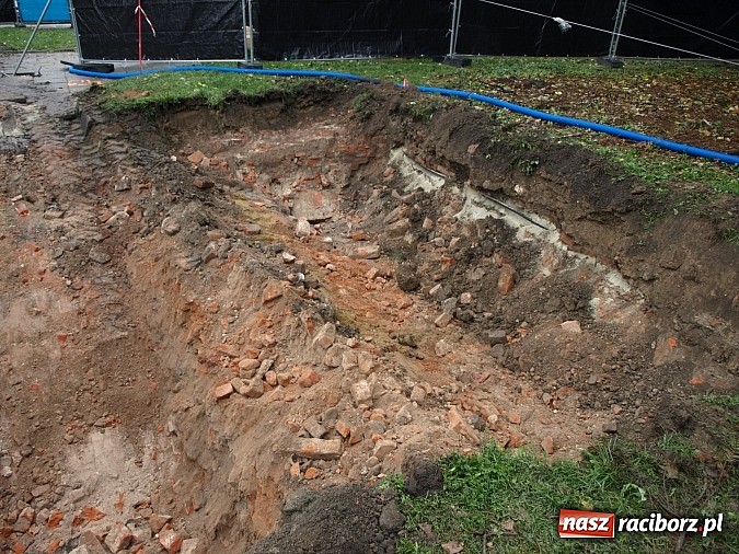 Zdjęcie w galerii na portalu naszraciborz.pl: Na Skwerze Ks. Stefana Pieczki odkryto ludzkie pochówki wiadomości z regionu