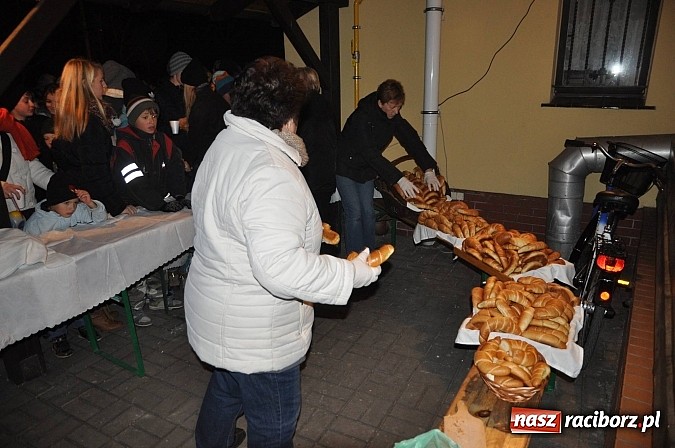Zdjęcie w galerii na portalu naszraciborz.pl: Trzysta rogali na św. Marcina w Tworkowie wiadomości z regionu