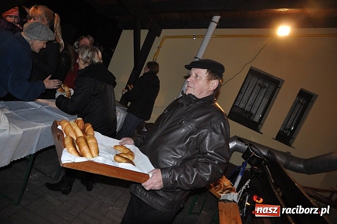 Zdjęcie w galerii na portalu naszraciborz.pl: Trzysta rogali na św. Marcina w Tworkowie wiadomości z regionu