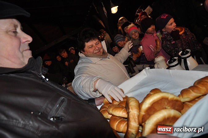 Zdjęcie w galerii na portalu naszraciborz.pl: Trzysta rogali na św. Marcina w Tworkowie wiadomości z regionu