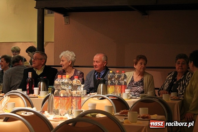 Zdjęcie w galerii na portalu naszraciborz.pl: Dzień Seniora w krzanowickim MOK-u z pokazem mody i zabawą w stylu PRL wiadomości z regionu