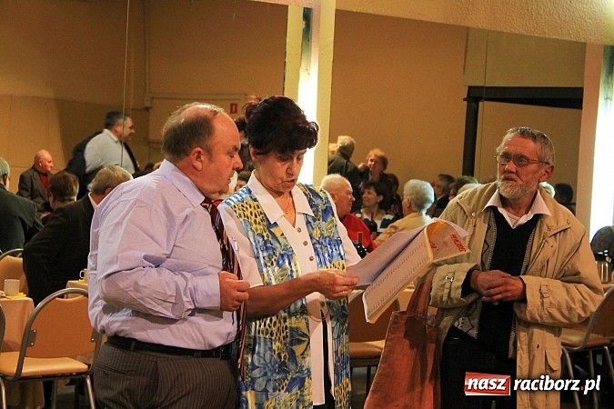 Zdjęcie w galerii na portalu naszraciborz.pl: Dzień Seniora w krzanowickim MOK-u z pokazem mody i zabawą w stylu PRL wiadomości z regionu