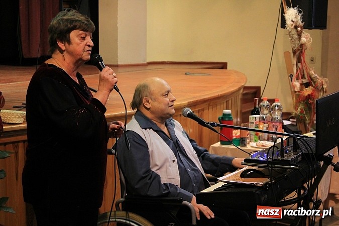 Zdjęcie w galerii na portalu naszraciborz.pl: Dzień Seniora w krzanowickim MOK-u z pokazem mody i zabawą w stylu PRL wiadomości z regionu