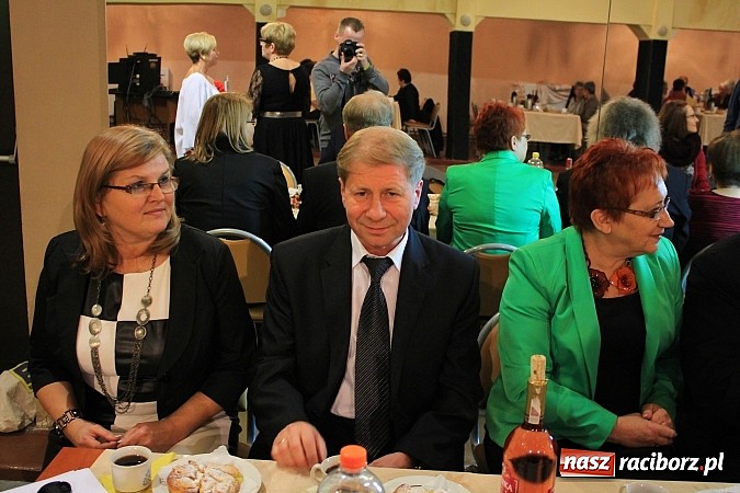 Zdjęcie w galerii na portalu naszraciborz.pl: Dzień Seniora w krzanowickim MOK-u z pokazem mody i zabawą w stylu PRL wiadomości z regionu