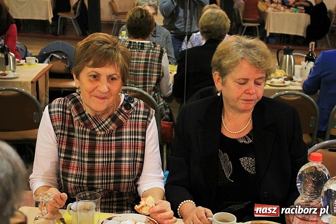 Zdjęcie w galerii na portalu naszraciborz.pl: Dzień Seniora w krzanowickim MOK-u z pokazem mody i zabawą w stylu PRL wiadomości z regionu