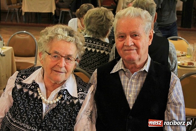 Zdjęcie w galerii na portalu naszraciborz.pl: Dzień Seniora w krzanowickim MOK-u z pokazem mody i zabawą w stylu PRL wiadomości z regionu