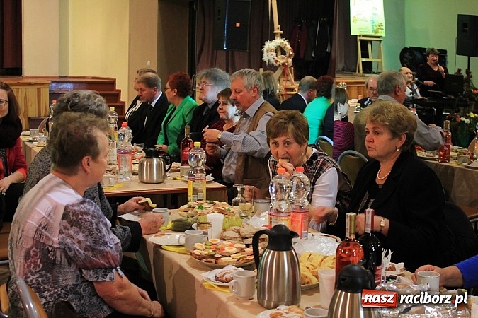 Zdjęcie w galerii na portalu naszraciborz.pl: Dzień Seniora w krzanowickim MOK-u z pokazem mody i zabawą w stylu PRL wiadomości z regionu