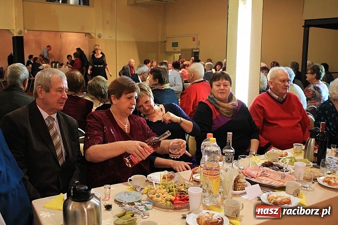 Zdjęcie w galerii na portalu naszraciborz.pl: Dzień Seniora w krzanowickim MOK-u z pokazem mody i zabawą w stylu PRL wiadomości z regionu