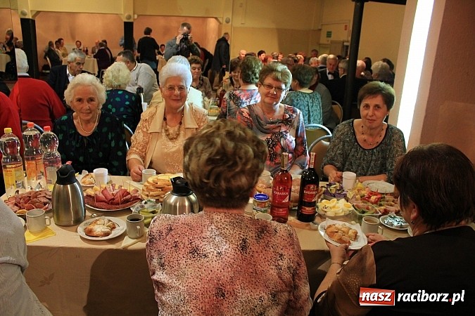 Zdjęcie w galerii na portalu naszraciborz.pl: Dzień Seniora w krzanowickim MOK-u z pokazem mody i zabawą w stylu PRL wiadomości z regionu