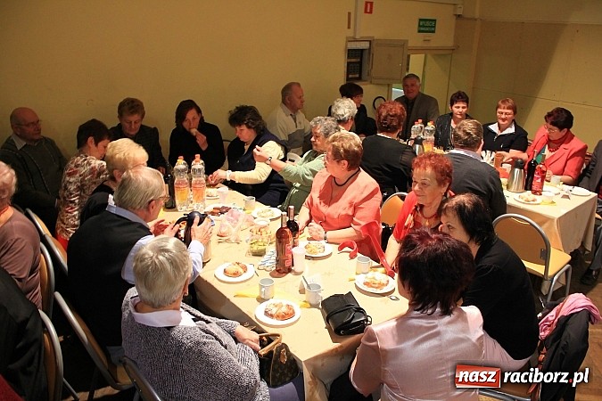 Zdjęcie w galerii na portalu naszraciborz.pl: Dzień Seniora w krzanowickim MOK-u z pokazem mody i zabawą w stylu PRL wiadomości z regionu