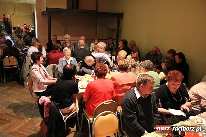 Zdjęcie w galerii na portalu naszraciborz.pl: Dzień Seniora w krzanowickim MOK-u z pokazem mody i zabawą w stylu PRL wiadomości z regionu