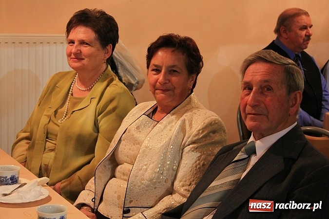 Zdjęcie w galerii na portalu naszraciborz.pl: Dzień Seniora w krzanowickim MOK-u z pokazem mody i zabawą w stylu PRL wiadomości z regionu