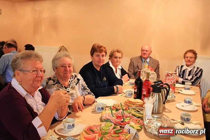 Zdjęcie w galerii na portalu naszraciborz.pl: Dzień Seniora w krzanowickim MOK-u z pokazem mody i zabawą w stylu PRL wiadomości z regionu