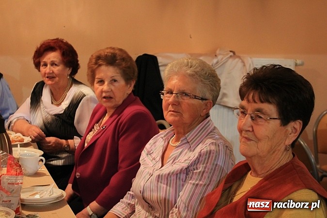 Zdjęcie w galerii na portalu naszraciborz.pl: Dzień Seniora w krzanowickim MOK-u z pokazem mody i zabawą w stylu PRL wiadomości z regionu