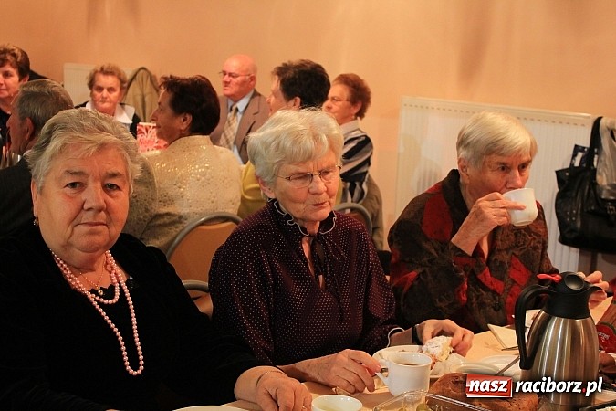 Zdjęcie w galerii na portalu naszraciborz.pl: Dzień Seniora w krzanowickim MOK-u z pokazem mody i zabawą w stylu PRL wiadomości z regionu