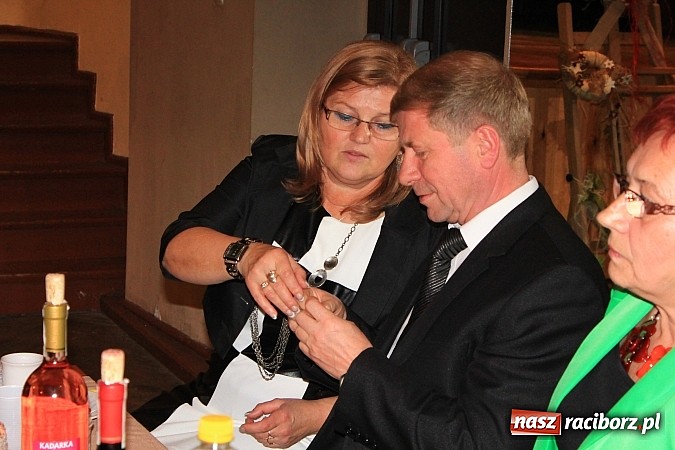 Zdjęcie w galerii na portalu naszraciborz.pl: Dzień Seniora w krzanowickim MOK-u z pokazem mody i zabawą w stylu PRL wiadomości z regionu