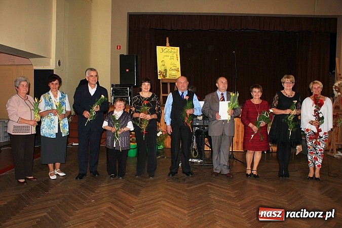 Zdjęcie w galerii na portalu naszraciborz.pl: Dzień Seniora w krzanowickim MOK-u z pokazem mody i zabawą w stylu PRL wiadomości z regionu