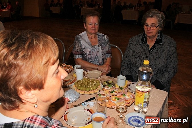 Zdjęcie w galerii na portalu naszraciborz.pl: Dzień Seniora w krzanowickim MOK-u z pokazem mody i zabawą w stylu PRL wiadomości z regionu