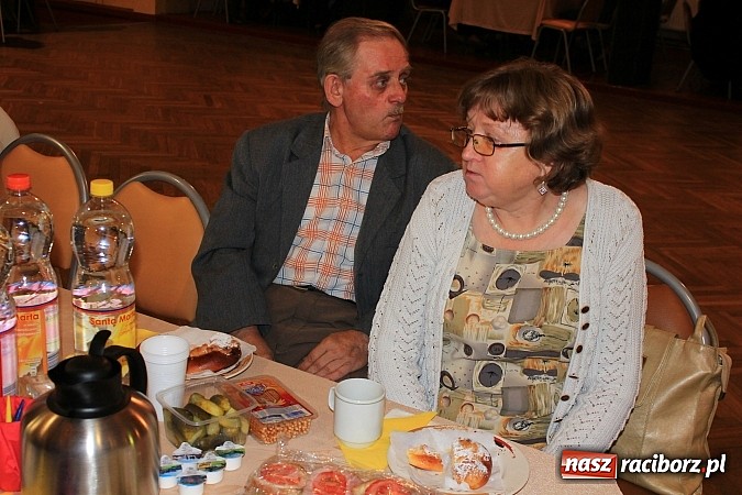 Zdjęcie w galerii na portalu naszraciborz.pl: Dzień Seniora w krzanowickim MOK-u z pokazem mody i zabawą w stylu PRL wiadomości z regionu