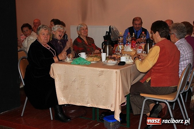 Zdjęcie w galerii na portalu naszraciborz.pl: Dzień Seniora w krzanowickim MOK-u z pokazem mody i zabawą w stylu PRL wiadomości z regionu