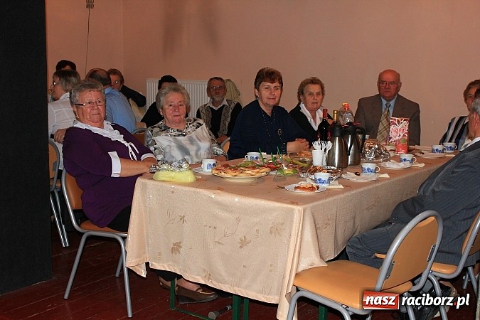 Zdjęcie w galerii na portalu naszraciborz.pl: Dzień Seniora w krzanowickim MOK-u z pokazem mody i zabawą w stylu PRL wiadomości z regionu