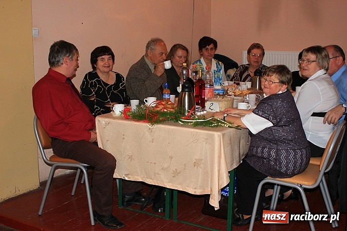 Zdjęcie w galerii na portalu naszraciborz.pl: Dzień Seniora w krzanowickim MOK-u z pokazem mody i zabawą w stylu PRL wiadomości z regionu