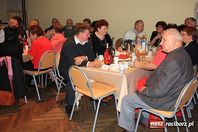 Zdjęcie w galerii na portalu naszraciborz.pl: Dzień Seniora w krzanowickim MOK-u z pokazem mody i zabawą w stylu PRL wiadomości z regionu