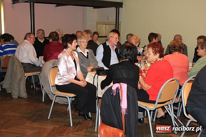 Zdjęcie w galerii na portalu naszraciborz.pl: Dzień Seniora w krzanowickim MOK-u z pokazem mody i zabawą w stylu PRL wiadomości z regionu