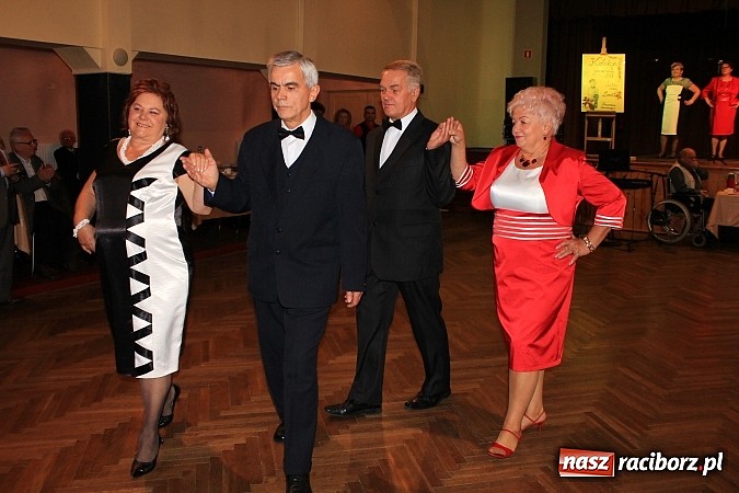 Zdjęcie w galerii na portalu naszraciborz.pl: Dzień Seniora w krzanowickim MOK-u z pokazem mody i zabawą w stylu PRL wiadomości z regionu