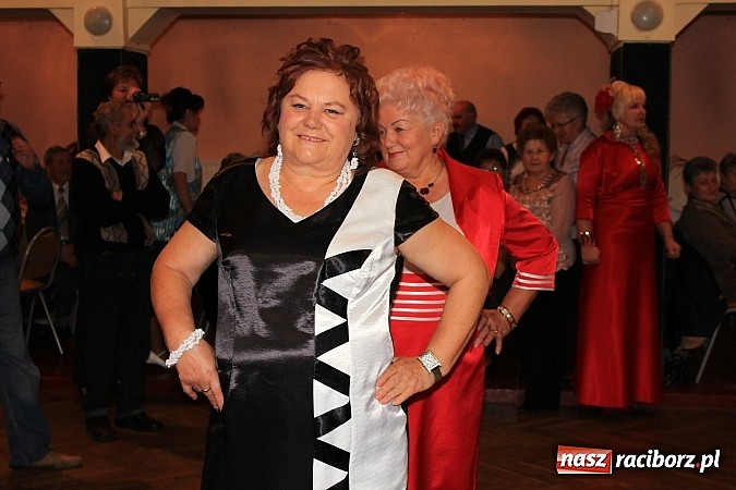 Zdjęcie w galerii na portalu naszraciborz.pl: Dzień Seniora w krzanowickim MOK-u z pokazem mody i zabawą w stylu PRL wiadomości z regionu