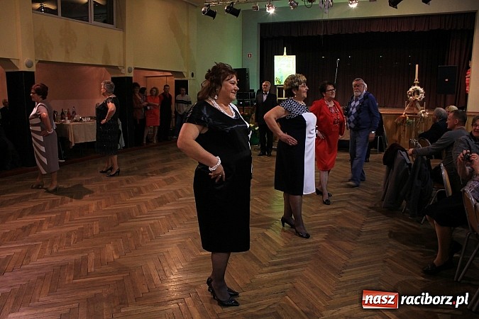 Zdjęcie w galerii na portalu naszraciborz.pl: Dzień Seniora w krzanowickim MOK-u z pokazem mody i zabawą w stylu PRL wiadomości z regionu